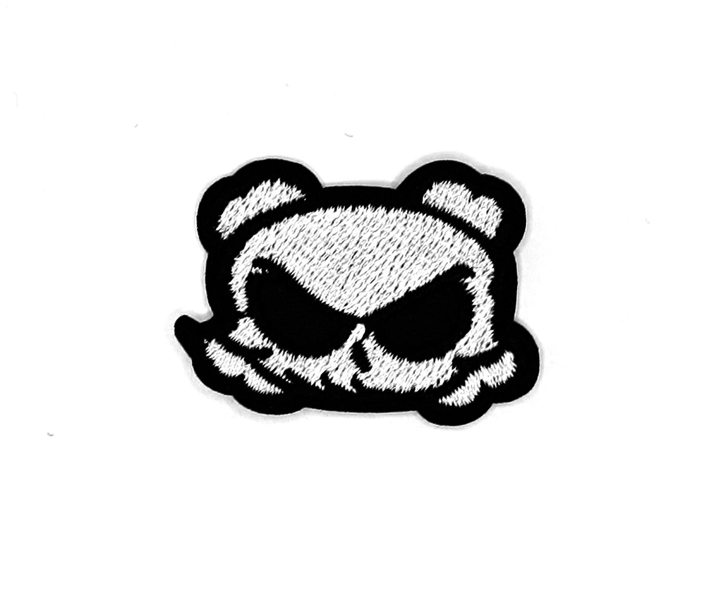 Mini ecuson „Craniu de panda luptător” – ecuson termic alb-negru, 4,3x3,3 cm