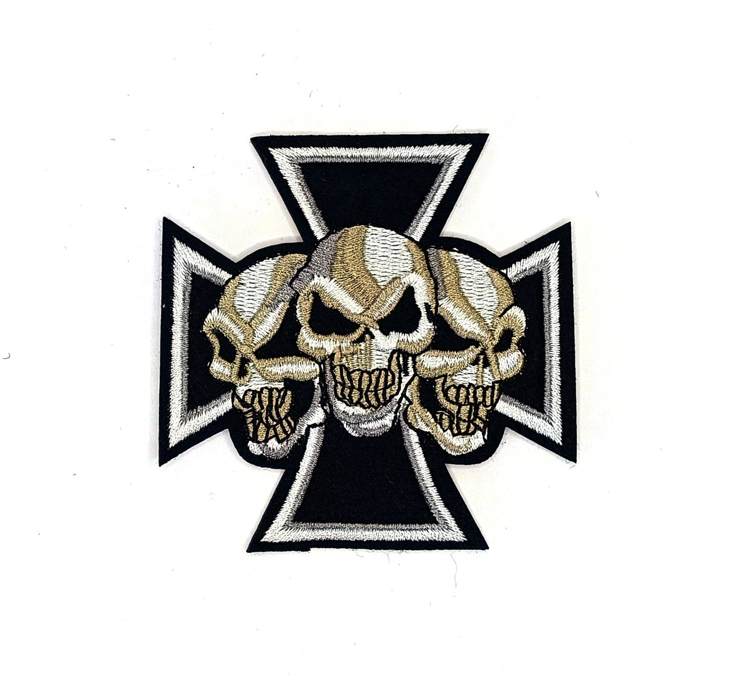 Бродирана нашивка с три черепа върху железен кръст – 8.5 см – Термолепене